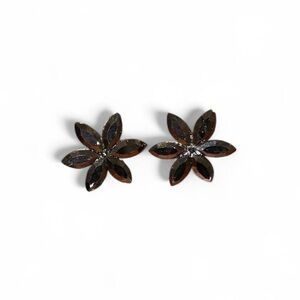 Elegant mirror like stud earrings in a floral shape